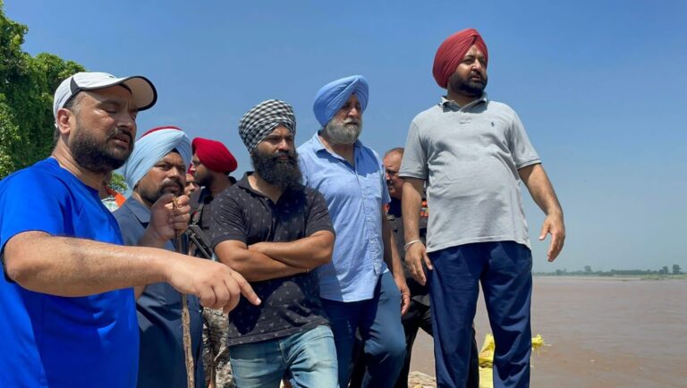 REVENUE, REHABILITATION AND DISASTER MANAGEMENT MINISTER HARDEEP SINGH MUNDIAN REVIEWING CONSTRUCTION OF TEMPORARY RING BANDH IN SASRALI COLONY, LUDHIANA