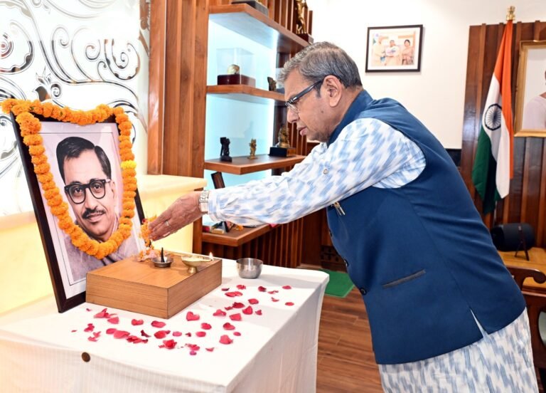 राज्यपाल प्रो. असीम कुमार घोष ने पंडित दीन दयाल उपाध्याय की जयंती पर अर्पित की पुष्पांजलि