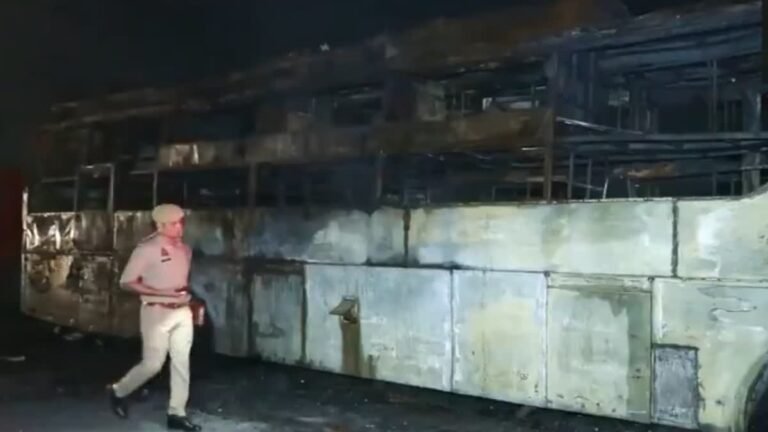 यमुना एक्सप्रेस-वे पर चलती स्लीपर बस में लगी भीषण आग, 9 यात्रियों की दर्दनाक मौत, कई झुलसे