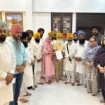 गुरुद्वारा बंगला साहिब में पुलिस के दाखिल होने पर विवाद, AAP विधायक श्री अकाल तख्त साहिब पहुंचे, जत्थेदार को सौंपा ज्ञापन