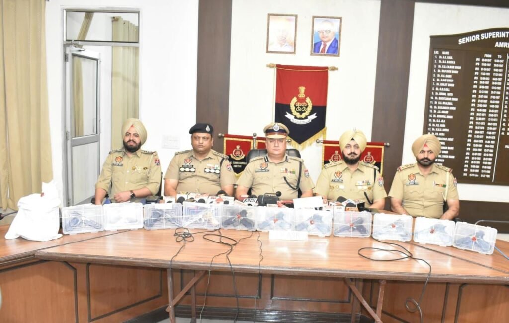 नशा और हथियार तस्करी में 8 गिरफ्तार, 11 पिस्तौल बरामद