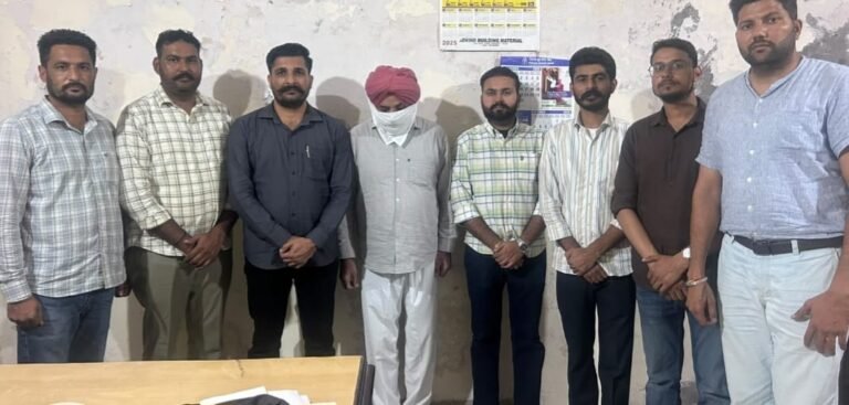 The Vigilance Bureau caught an ASI red-handed while accepting a bribe of ₹80,000.