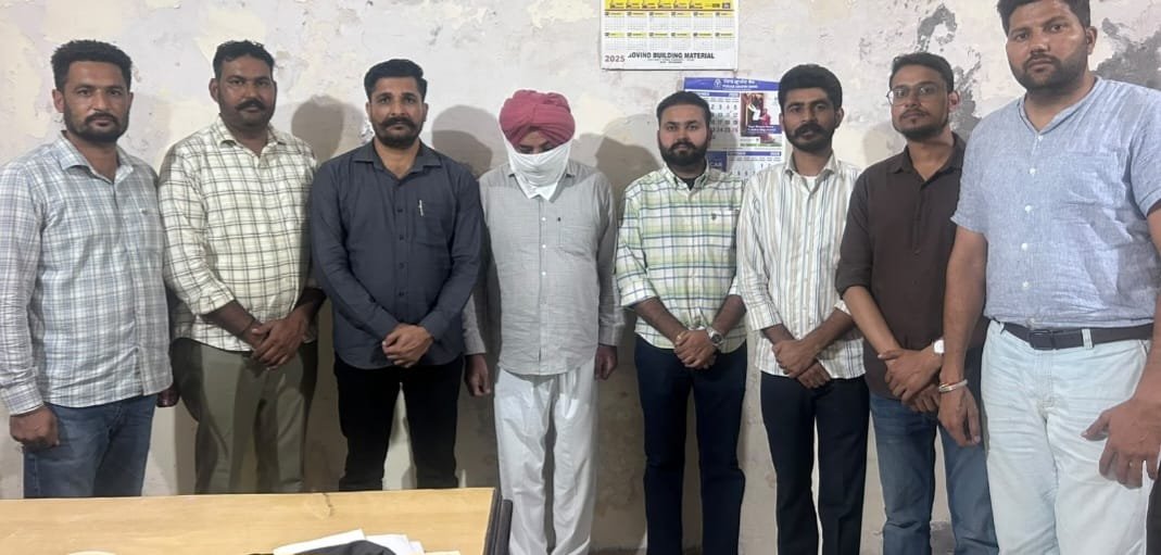 The Vigilance Bureau caught an ASI red-handed while accepting a bribe of ₹80,000.