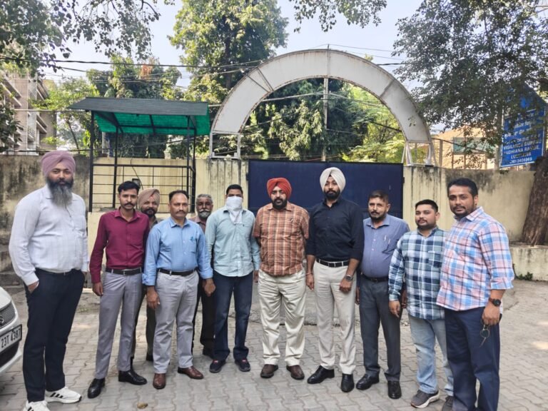 The Vigilance Bureau caught a Municipal Corporation inspector red-handed while accepting a bribe of Rs 25,000.