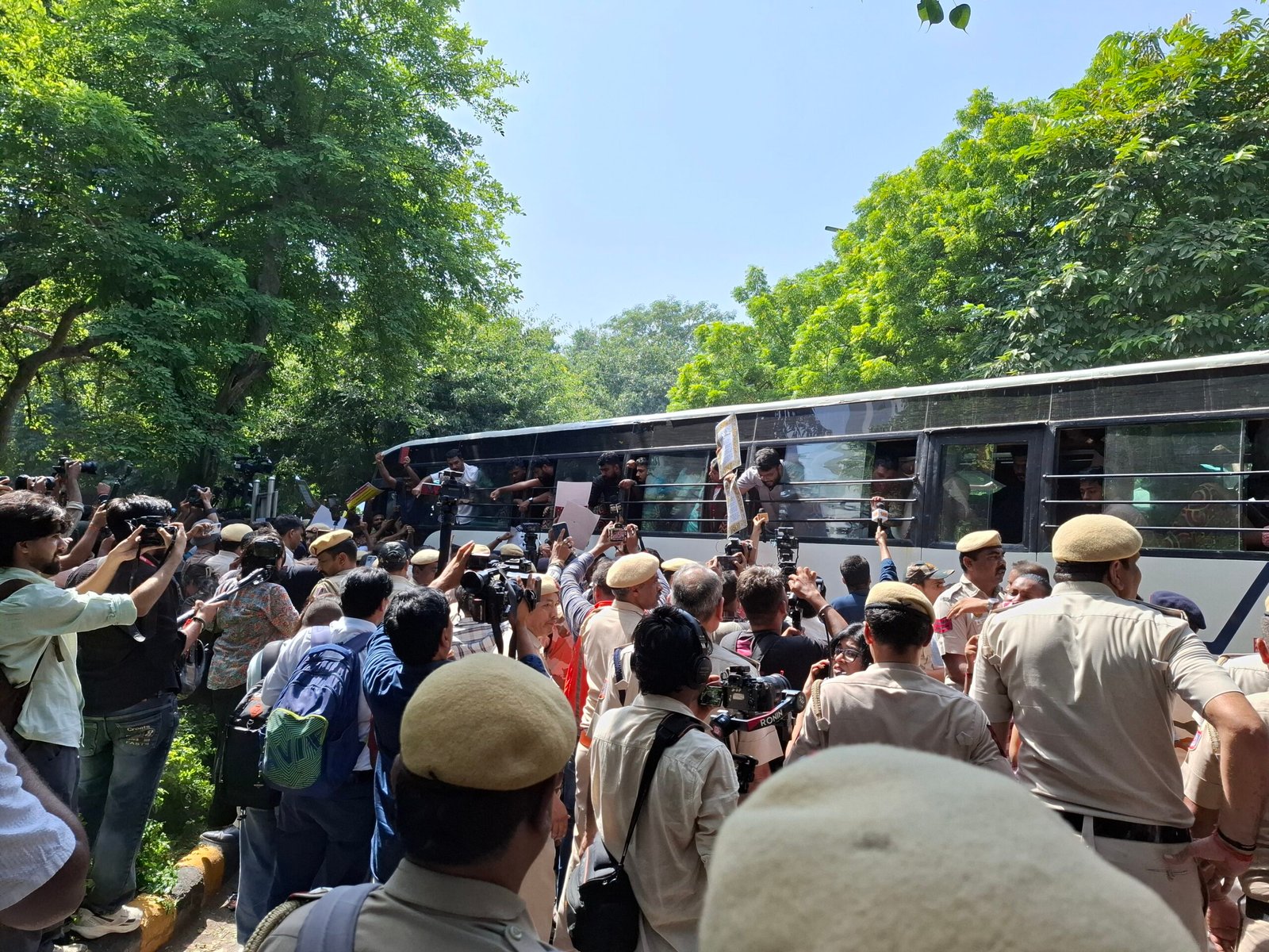 पत्रकारों से बदसलूकी